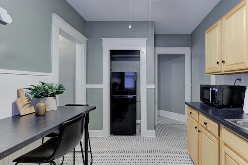 Peaceful Cozy Abode in Great Midtown Location!