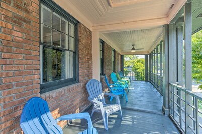 Peaceful Cozy Abode in Great Midtown Location!