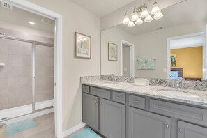 House (6 Bedrooms) | Bathroom | Bathtub - Roomy Home With Spa (Davenport)