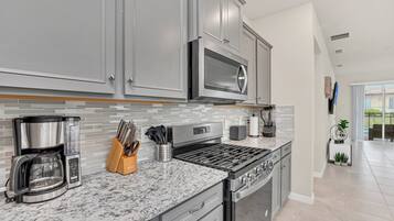 Rumah (6 Bedrooms) | Dapur pribadi | Microwave, oven, kompor, dan mesin pencuci piring