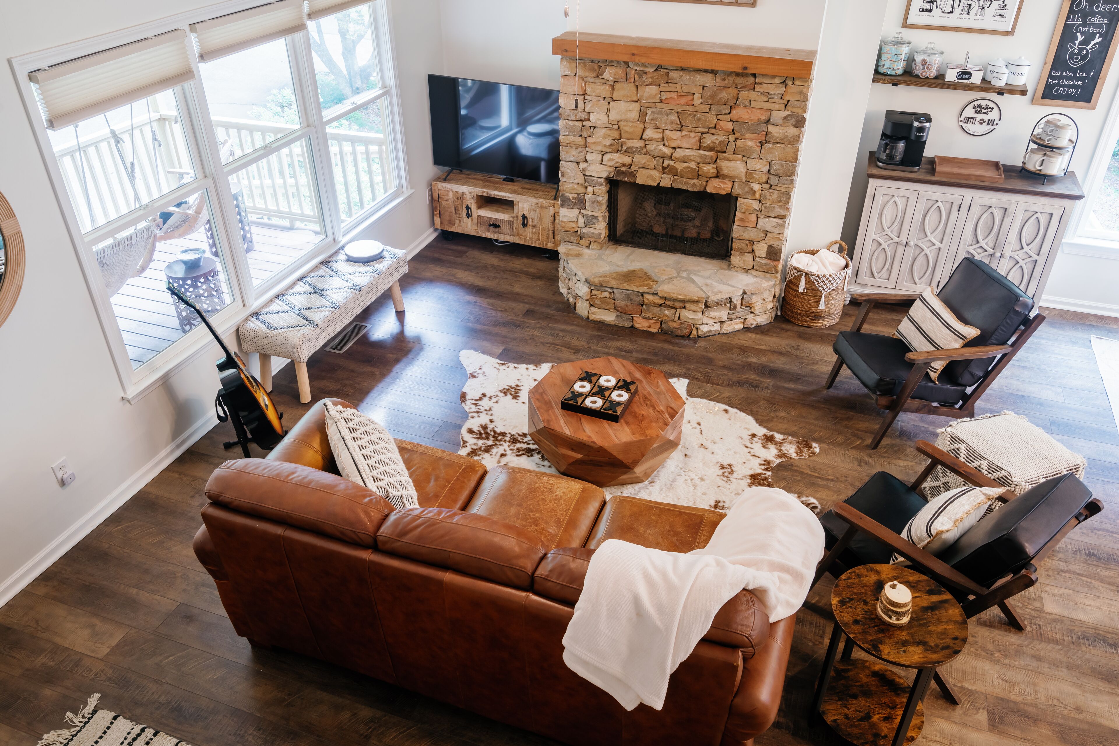 Pet friendly, secluded, mountain views, & hot tub!