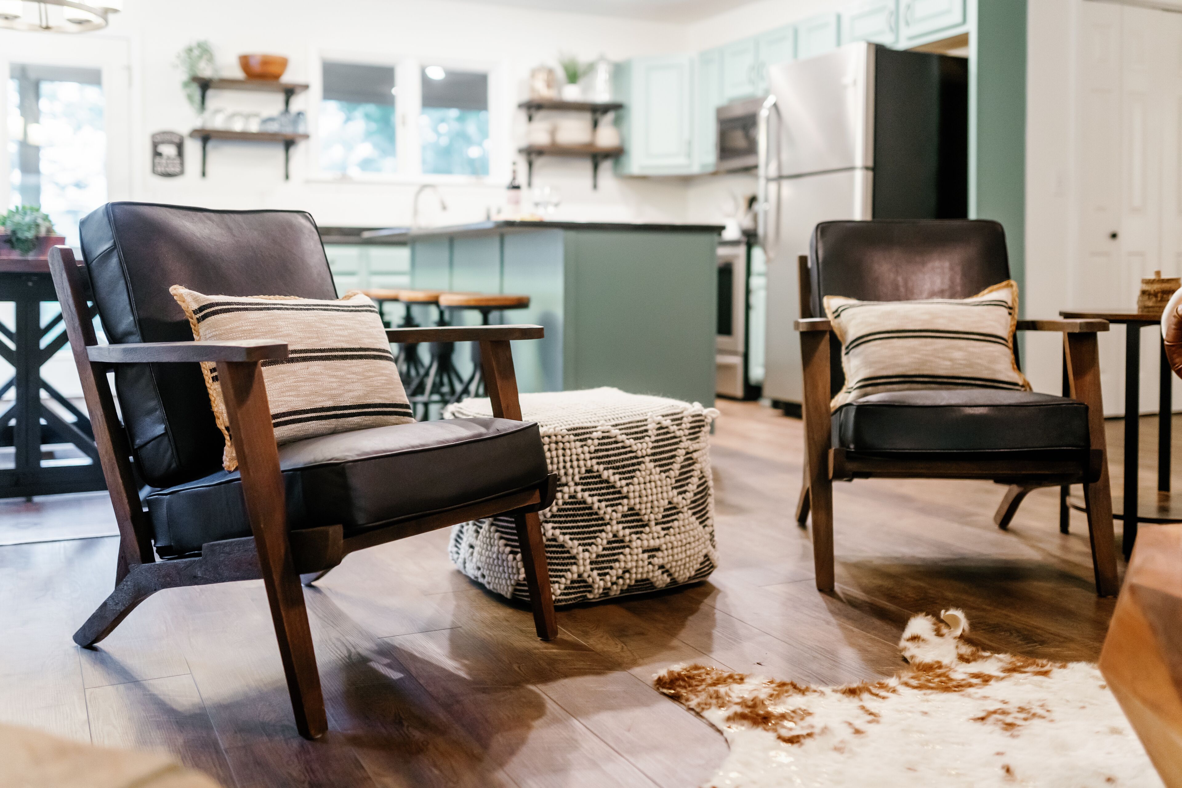 Pet friendly, secluded, mountain views, & hot tub!