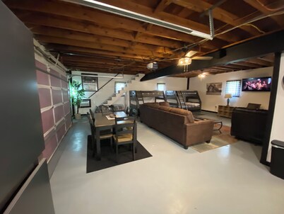 Knoxville Den: Walk to Track, Great for Families & Crews