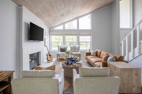 Interior - Black Oak by Avantstay Modern & Chic Santa Rosa Hideaway With Pool Table, & Fire Pit (Santa Rosa)