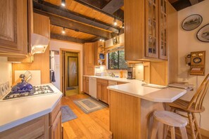 獨棟房屋 (6 Bedrooms) | 私人廚房 | 電冰箱、微波爐、烤箱、爐台