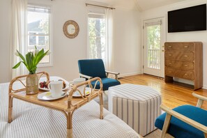 55-inch TV with digital channels, streaming services - Crawdad by Avantstay Isle of Palms Home w/ BBQ (Isle of Palms)