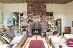 55-inch TV with digital channels, fireplace - Arch Cape Escape by Avantstay Sensational Clift Top Home w/ Pacific Ocean Views (Arch Cape)