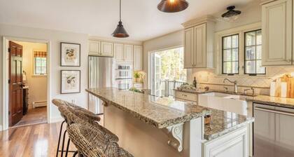 4bdr Heritage Estate w/ Pool, Private Pond, Fire Pit Cortland by Avantstay