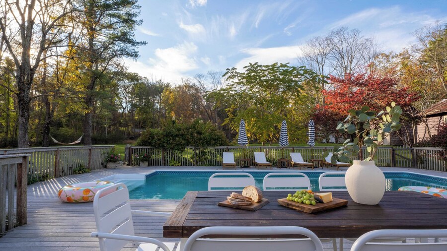 Cortland by Avantstay Charming Heritage Estate w/ Private Lake & Pool