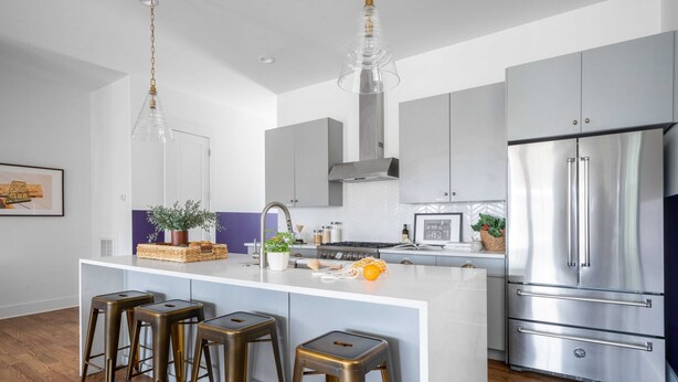 A modern kitchen with a central island, stainless steel appliances, and bar stools. - Musgraves & Twain by Avantstay 2 Unit Buyout w/ 8BR in Heart of Nashville (Nashville)