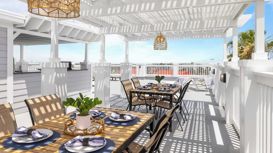 1 Block to Beach, Newly Renovated 6bdr w/ Rooftop Views Sand Dune by Avantstay