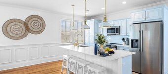 1 Block to Beach, Newly Renovated 6bdr w/ Rooftop Views Sand Dune by Avantstay