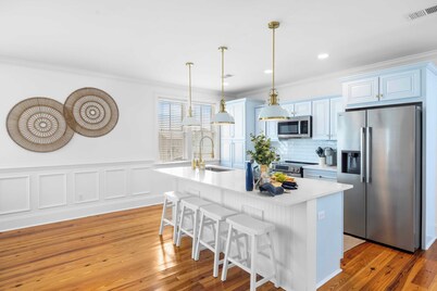 1 Block to Beach, Newly Renovated 6bdr w/ Rooftop Views Sand Dune by Avantstay