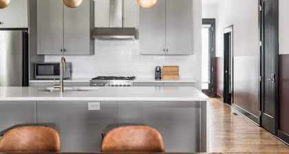 Connie by Avantstay Sleek 4BR Condo in Heart of Nashville