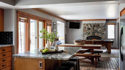 Skylight by Avantstay Elevated Mountain Home w/ Hot Tub, Billiards, Large Patio