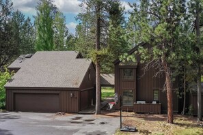 Interior - Skylight by Avantstay Elevated Mountain Home w/ Hot Tub, Billiards, Large Patio (Bend)