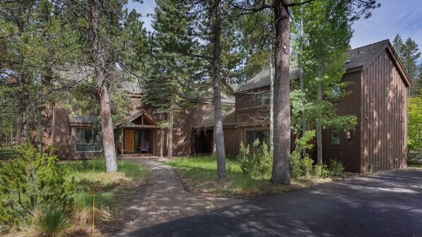 Interior - Skylight by Avantstay Elevated Mountain Home w/ Hot Tub, Billiards, Large Patio (Bend)