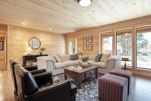 House (5 Bedrooms) | Interior - Sugar Cove by Avantstay Cabin by The River! w/ Hot Tub, Pool Table & Guest House! (Gatlinburg)