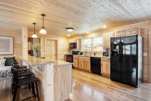 Sugar Cove by Avantstay Cabin by The River! w/ Hot Tub, Pool Table & Guest House!