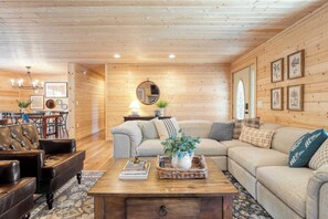 House (5 Bedrooms) | Interior - Sugar Cove by Avantstay Cabin by The River! w/ Hot Tub, Pool Table & Guest House! (Gatlinburg)