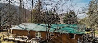 Sugar Cove by Avantstay Cabin by The River! w/ Hot Tub, Pool Table & Guest House!