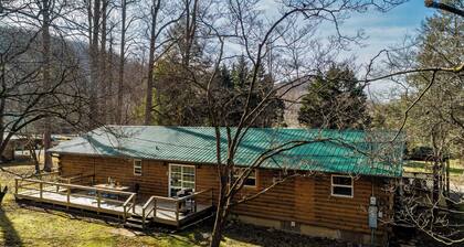 Sugar Cove by Avantstay Cabin by The River! w/ Hot Tub, Pool Table & Guest House!