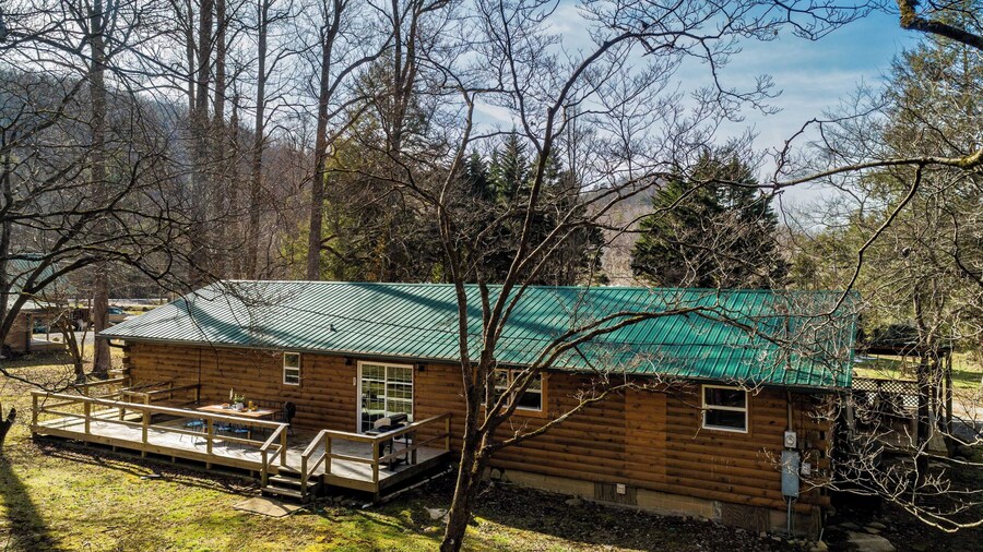 Sugar Cove by Avantstay Cabin by The River! w/ Hot Tub, Pool Table & Guest House!