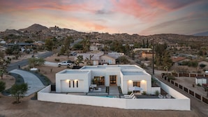 A modern house with a swimming pool, surrounded by a desert landscape and hills. - Aria by Avantstay Spectacular & Secluded Desert Oasis w/ Pool (Yucca Valley)
