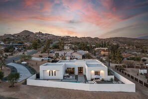 Exterior - Aria by Avantstay Spectacular & Secluded Desert Oasis w/ Pool (Yucca Valley)