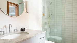 A bathroom with a marble sink, a mirror, a glass shower enclosure, and a toilet. - Pandora by Avantstay Modern Mountain Escape in Great Location @ Entrance of Bear Creek Trail (Telluride)