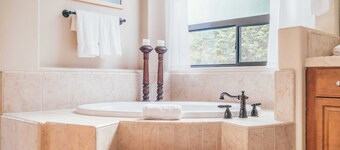 Palisades by Avantstay Gorgeous Backyard w/ Pool, Spa & Games