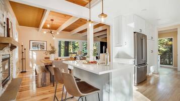 House (5 Bedrooms) | Interior