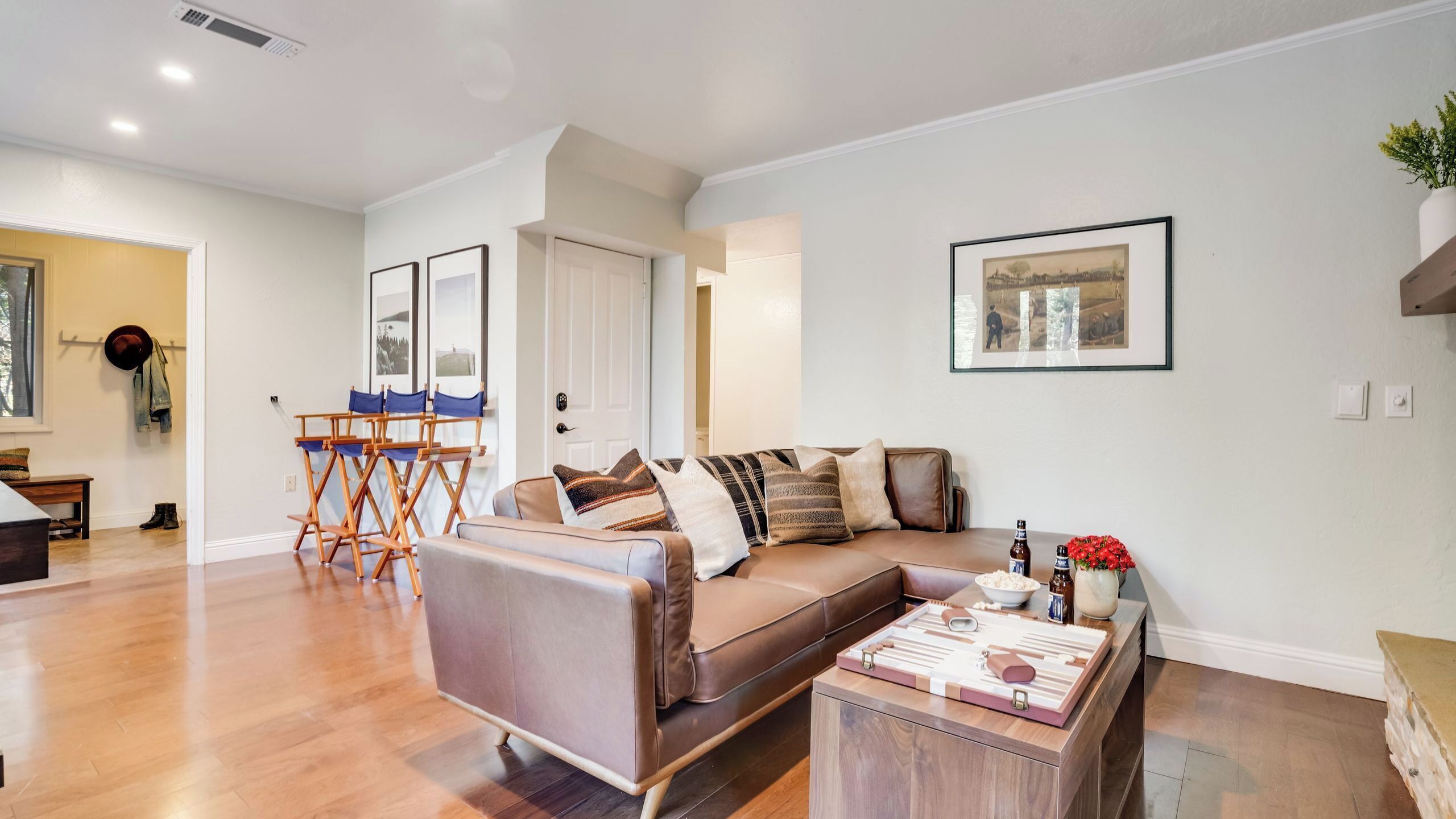 Un salon comprenant un canapé, une table basse et un fauteuil de réalisateur.