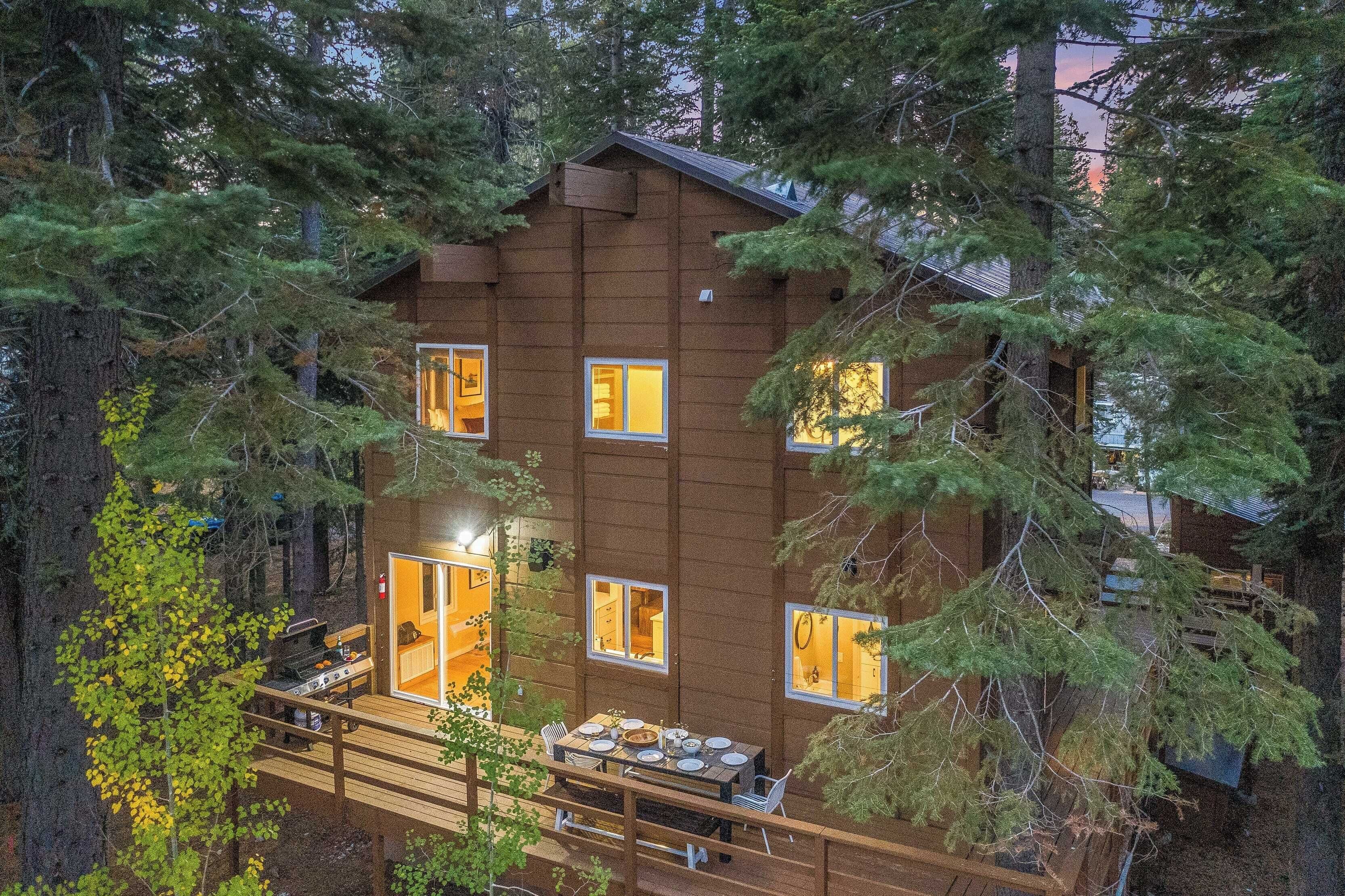 Une cabine dotée de nombreuses fenêtres, d’une terrasse et d’un coin repas.