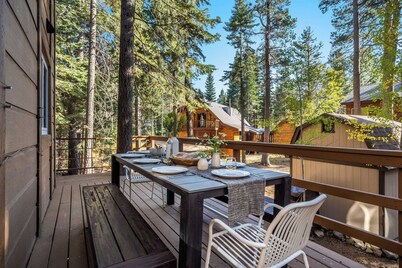 Avantstay的Homewood令人惊叹的家庭小屋配有热水浴缸和桑拿