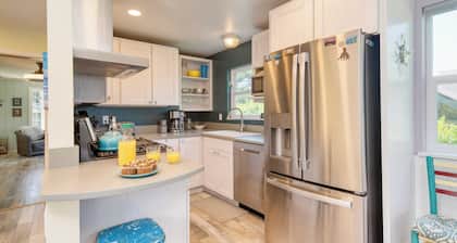 Beach Pines Bungalow by Avantstay Classic Cottage Steps to the Beach w/ Private Yard