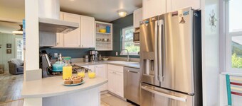 Beach Pines Bungalow by Avantstay Classic Cottage Steps to the Beach w/ Private Yard