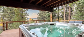 Redwood by Avantstay Secluded Cabin w/ Views & Spa 5mins to Northstar!