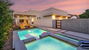 A modern pool area with a clear pool, lounge chairs, and a patio. - Marilyn by Avantstay Mins to Old Town La Quinta! (La Quinta)