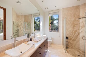 A modern bathroom with a large sink, mirror, and shower. - Mirabella by Avantstay Private Lake + Kayaks & Paddle Boating! (Coachella)