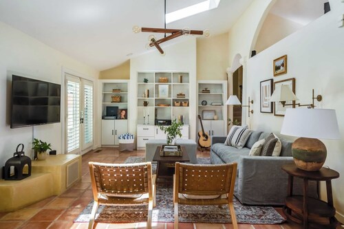 León by Avantstay Private Breathtaking Character Cottage w/ Pool & Hot Tub