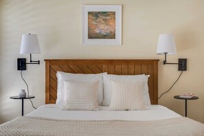 4 bedrooms, desk, iron/ironing board, bed sheets - León by Avantstay Private Breathtaking Character Cottage w/ Pool & Hot Tub (Santa Rosa)