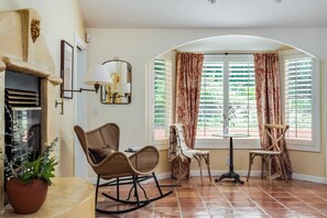 Interior - León by Avantstay Private Breathtaking Character Cottage w/ Pool & Hot Tub (Santa Rosa)
