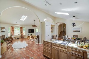 Interior - León by Avantstay Private Breathtaking Character Cottage w/ Pool & Hot Tub (Santa Rosa)