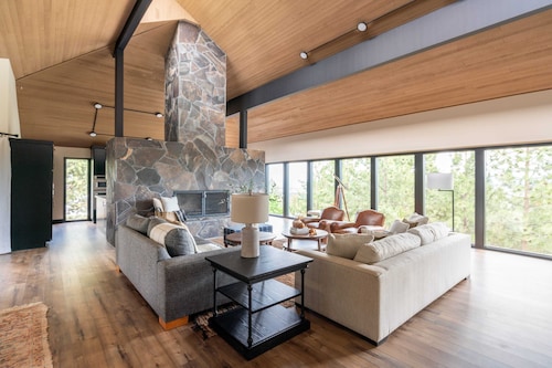 Big Sky by Avantstay Beautiful Mountain Home w/ Great Views!