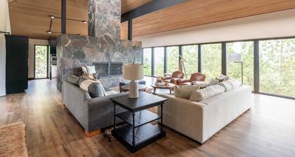 Big Sky by Avantstay Mountain Home w/ Great Views, Hot Tub, Al Fresco Dining