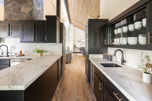 Interior - Big Sky by Avantstay Mountain Home w/ Great Views, Hot Tub, Al Fresco Dining (Bend)