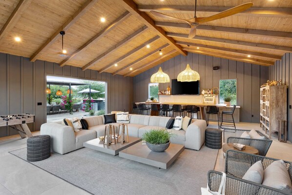 Vila (Multiple Bedrooms) | Parte interna