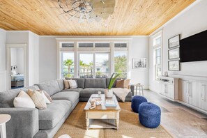 House (Multiple Bedrooms) | Interior - Monarch by Avantstay Stunning Estate 1 Block to Beach, Swim Up Bar, Hot Tub, & Rooftop Views (Destin)