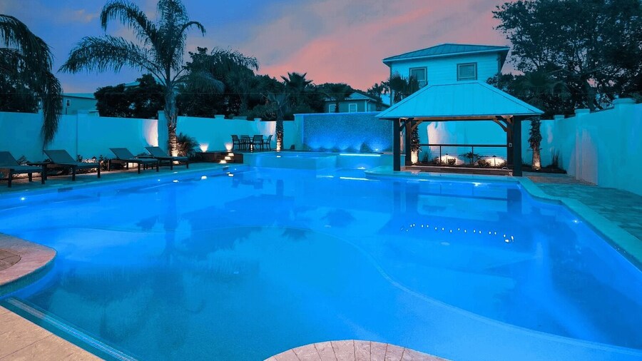 Monarch by Avantstay Stunning Estate 1 Block to Beach, Swim Up Bar, Hot Tub, & Rooftop Views